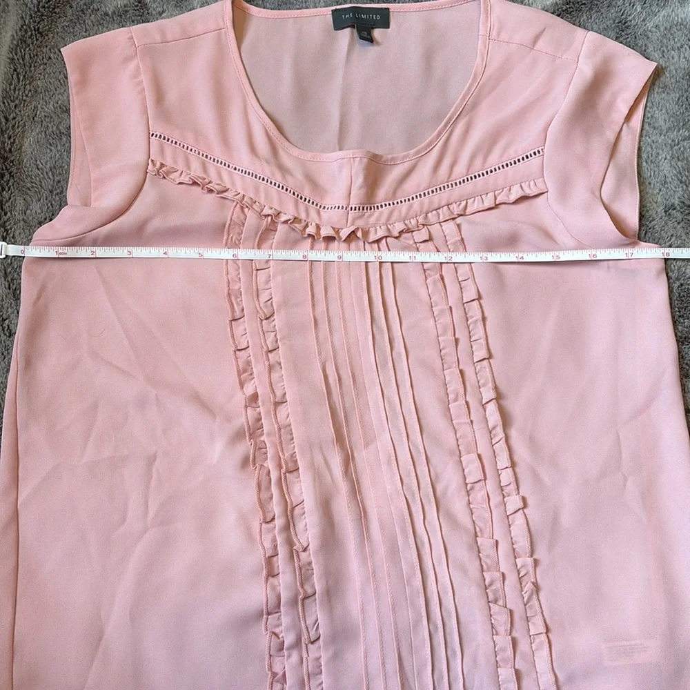 The Limited 🩷 Ruffle Top - Picture 4 of 5